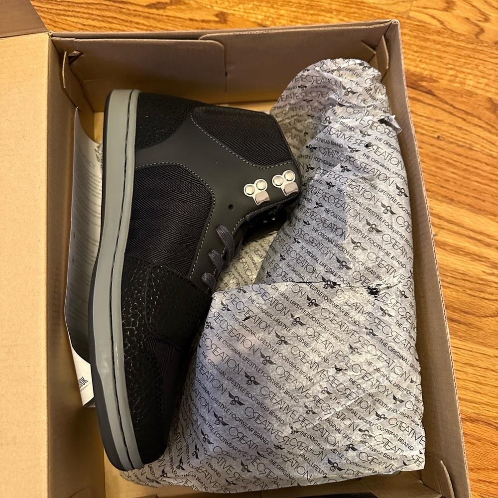 Mens fashion hightop sneakers sz 8.5